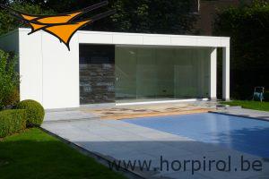 poolhouse met glazen wanden