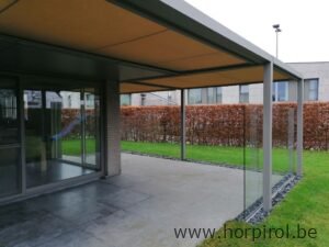 Cubola terrasoverkapping met glazen wand