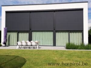 Grote fixscreens halfopen aan achtergevel