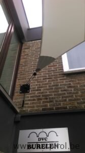 Zonnezeil zwarte wandbevestiging